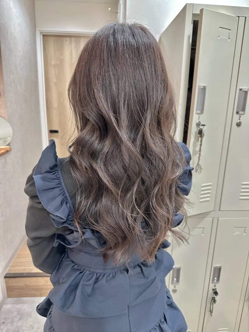 ロング カラー グレージュ ハイライトカラー ラベンダーカラー ラベンダーグレージュ ラベンダーグレー カット ヘアカラー 白髪ぼかしハイライト レイヤー川口 元気のヘアスタイル