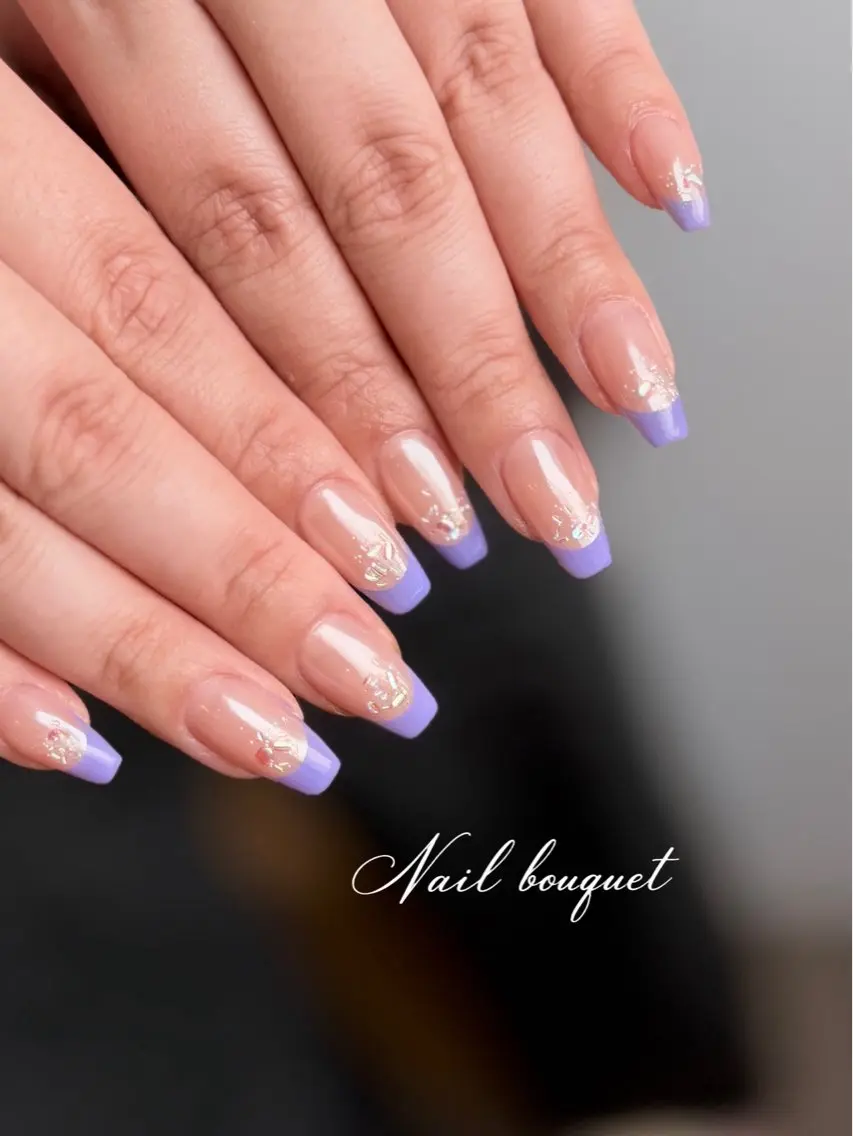 ネイル カジュアル ドット フラワーネイル フレンチネイル キラキラネイル ハンドネイル Nail bouquetのネイルデザイン