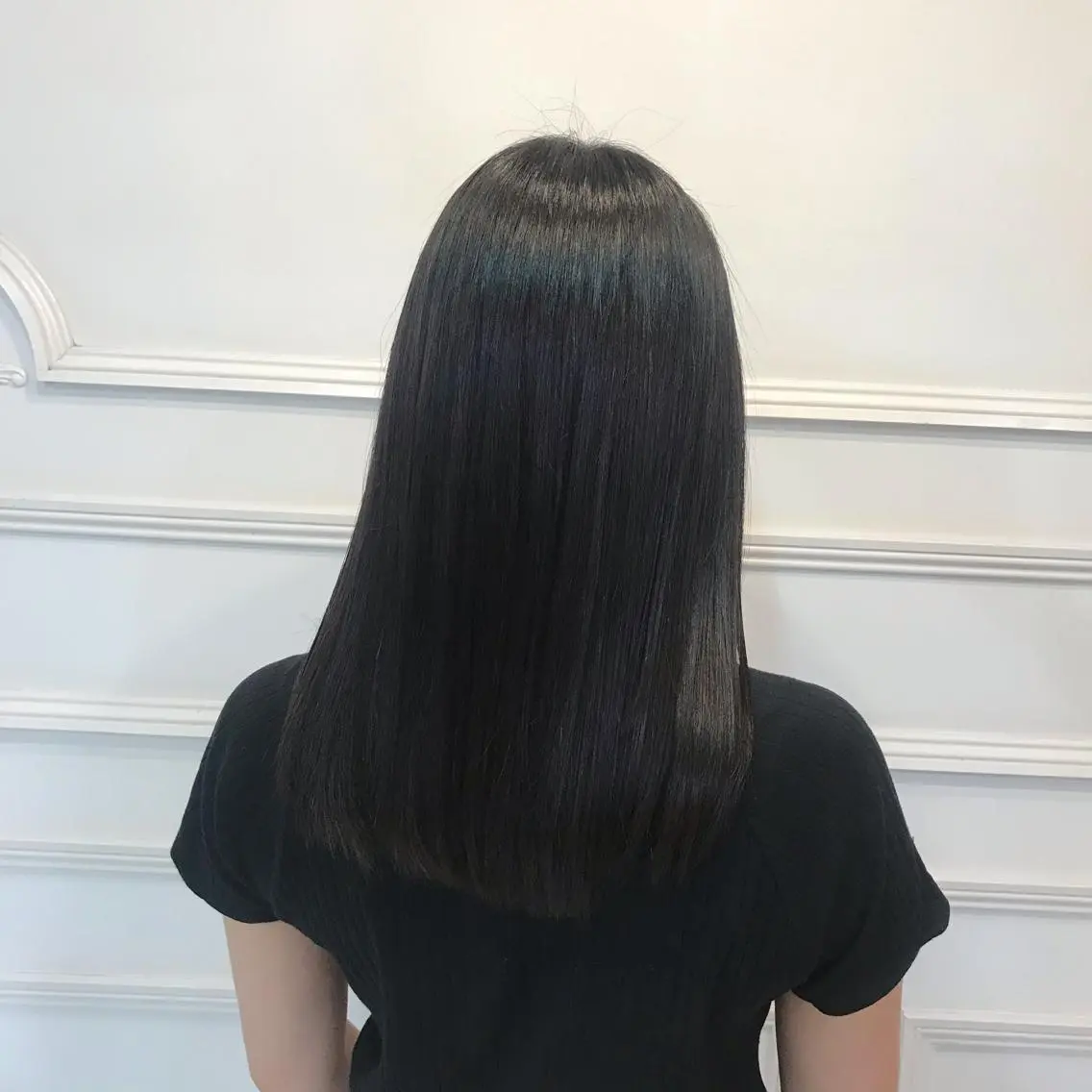 セミロング カラー 黒髪 インナーカラー SEAM アキホのヘアスタイル