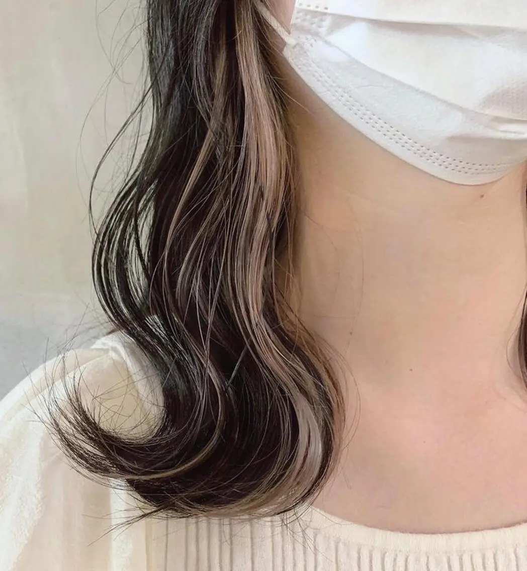 ミディアム カラー shiori ベージュカラーのヘアスタイル