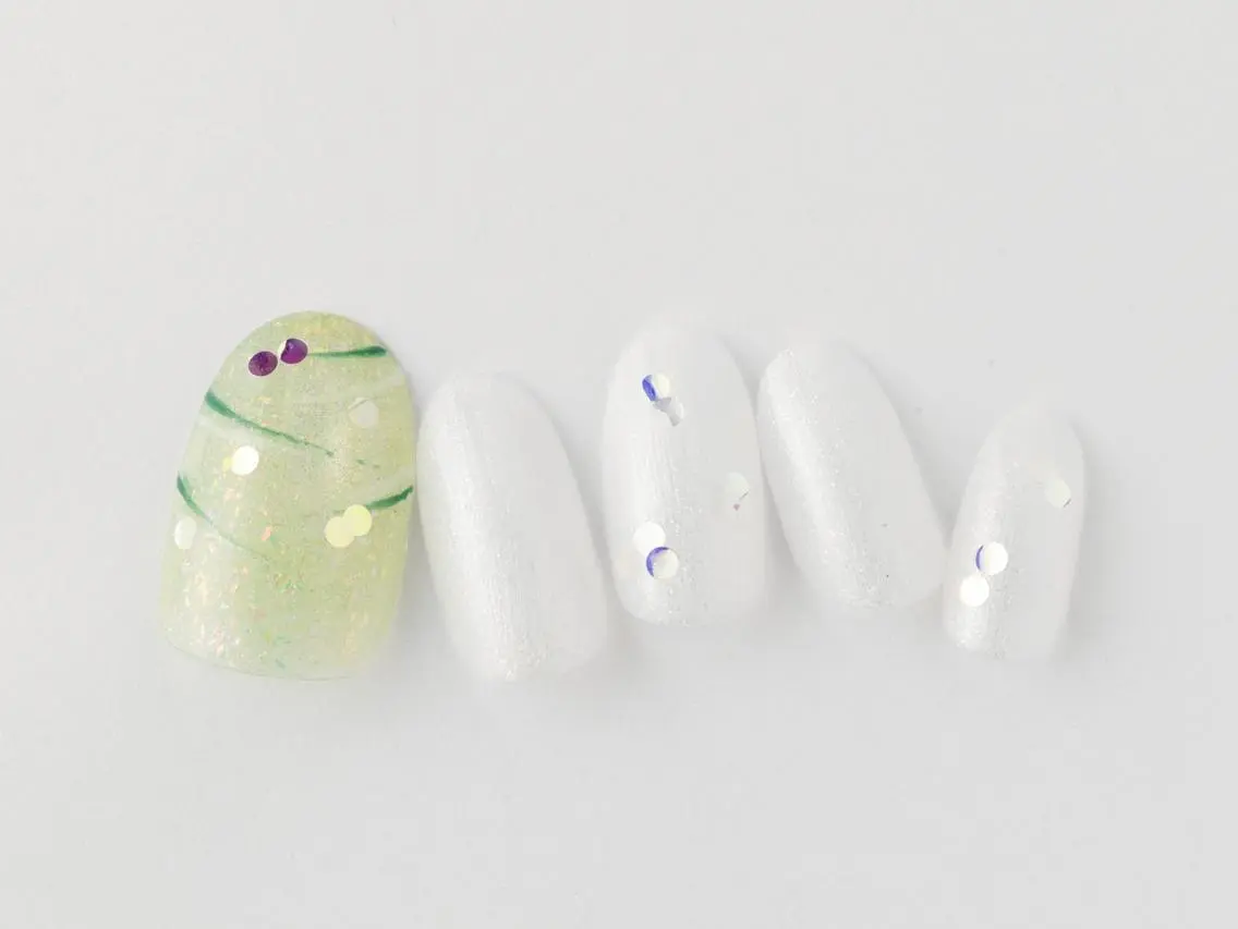 ショート Tiary🤍 Sachikaのネイルデザイン