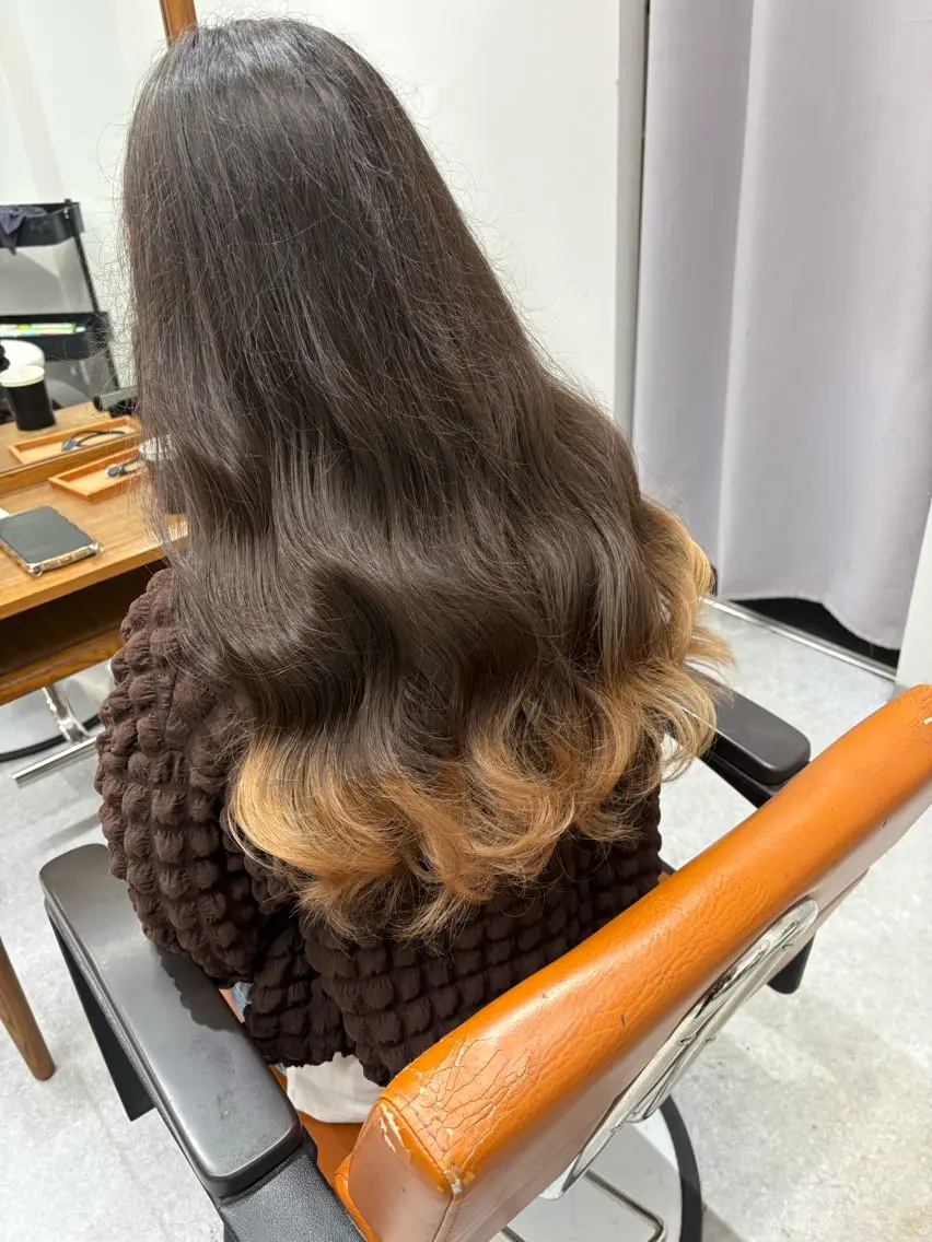 ロング カラー グラデーションカラー ヘアカラー 黒川 綾音のヘアスタイル