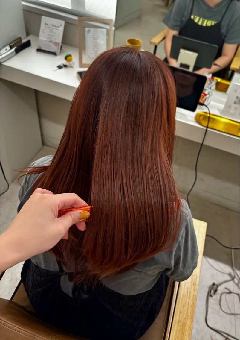 セミロング オレンジブラウン カット ヘアカラー トリートメント SLASHスラッシュ 辻村  彩華のヘアスタイル