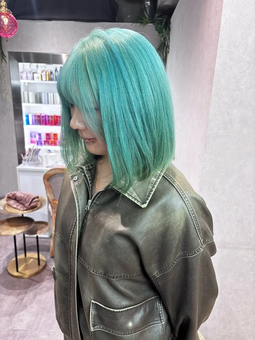 セミロング カラー 切りっぱなしボブ ブリーチ ブルーカラー ダブルカラー イヤリングカラー ヘアカラー iona/ハイトーン /ネイルのネイルデザイン