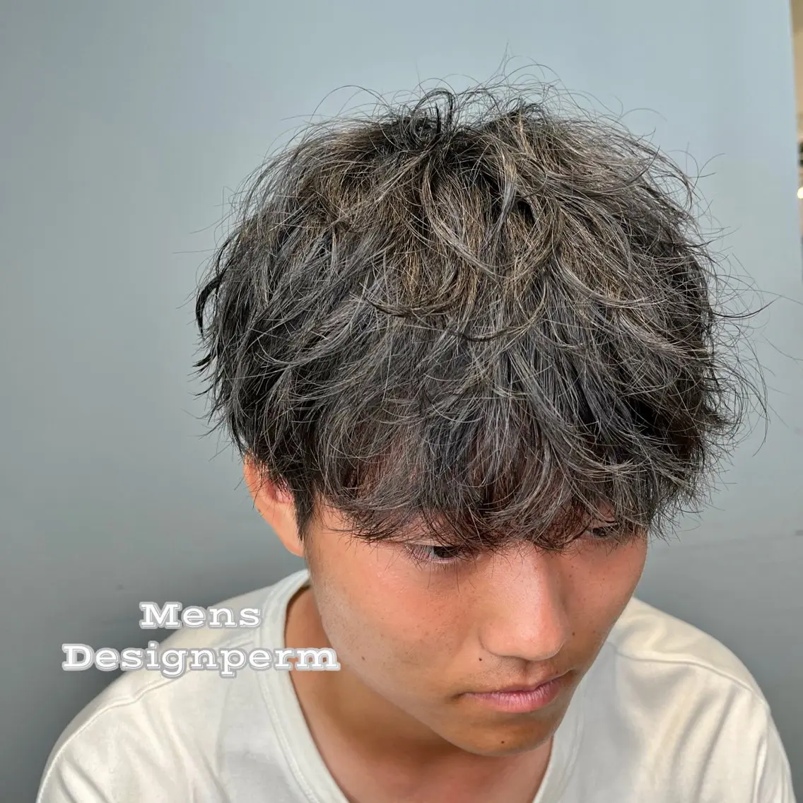 ミディアム カラー パーマ メンズ ミディアムパーマ メンズバレイヤージュ メンズブリーチ メンズハイライト メンズハイトーン ヘアカラー パーマ トリートメント ヘッドスパ ヘアセット ✨綺麗が続くカット ✨/星野六三四のヘアスタイル
