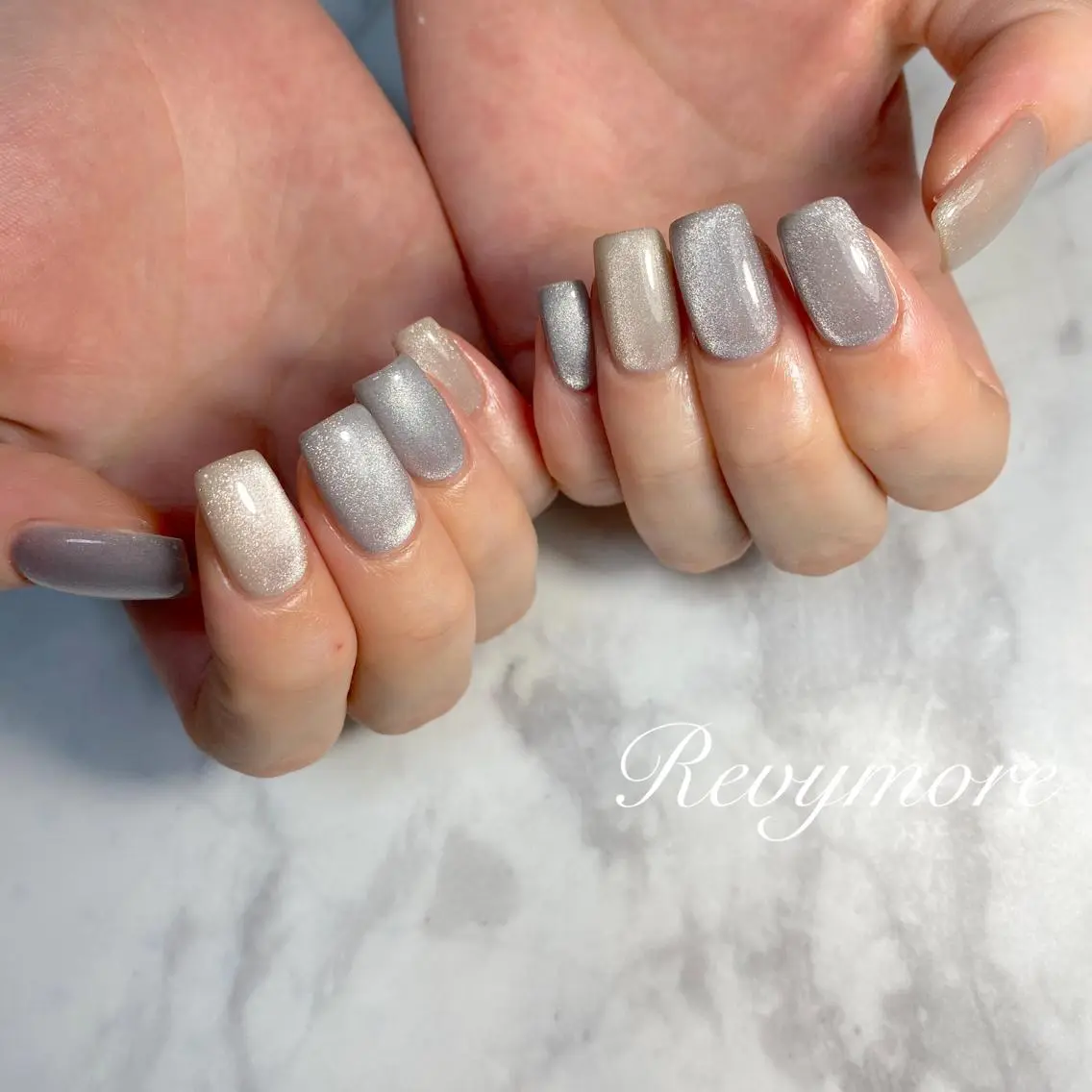 ミディアム ネイル 韓国風ヘア ブルー ジェルネイル キラキラネイル 韓国ネイル nail salon Revymoreのネイルデザイン