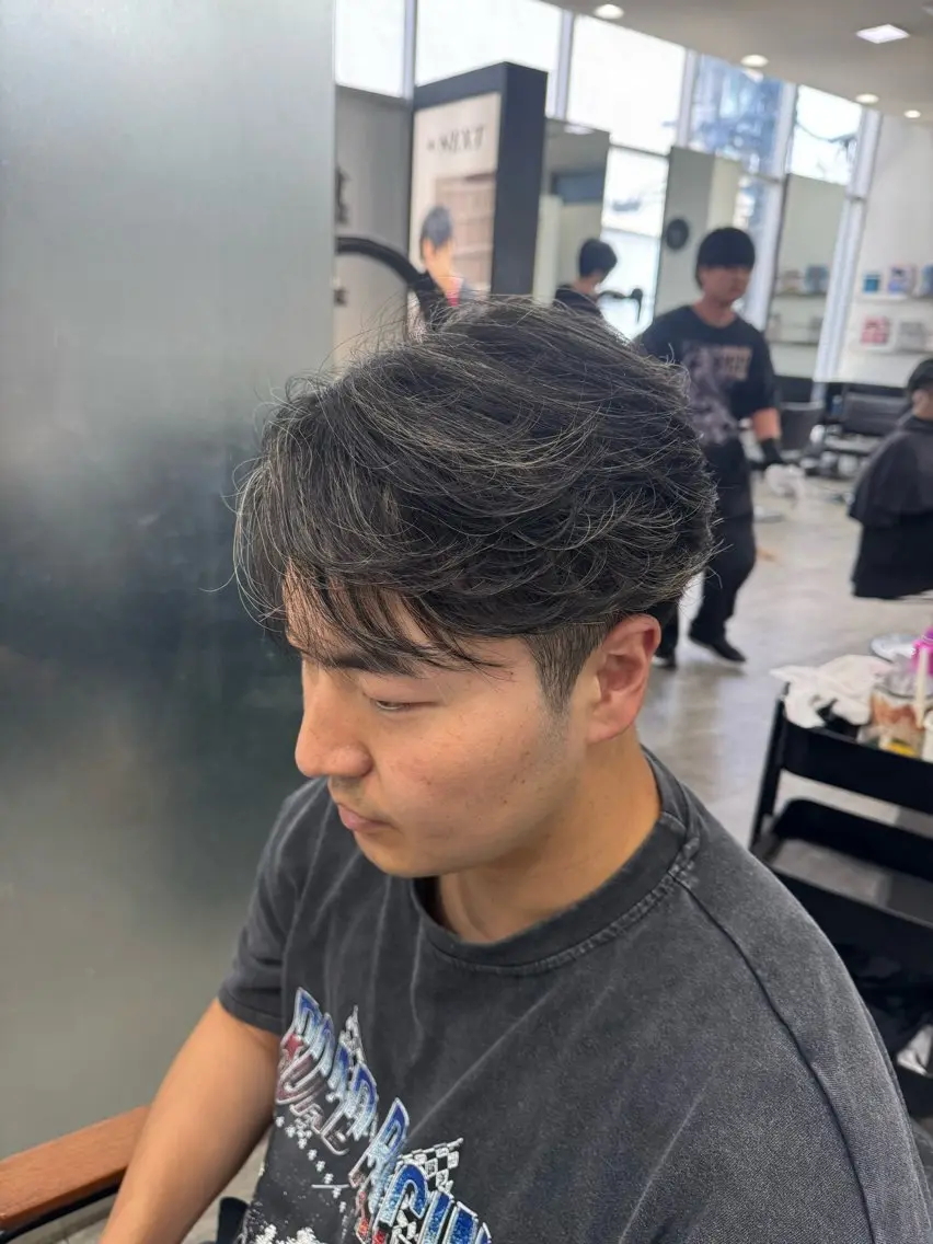 メンズ フェザーパーマ メンズハイライト メンズメッシュ メンズパーマ カット ヘアカラー メンズヘア カット、パーマ特化のヘアスタイル