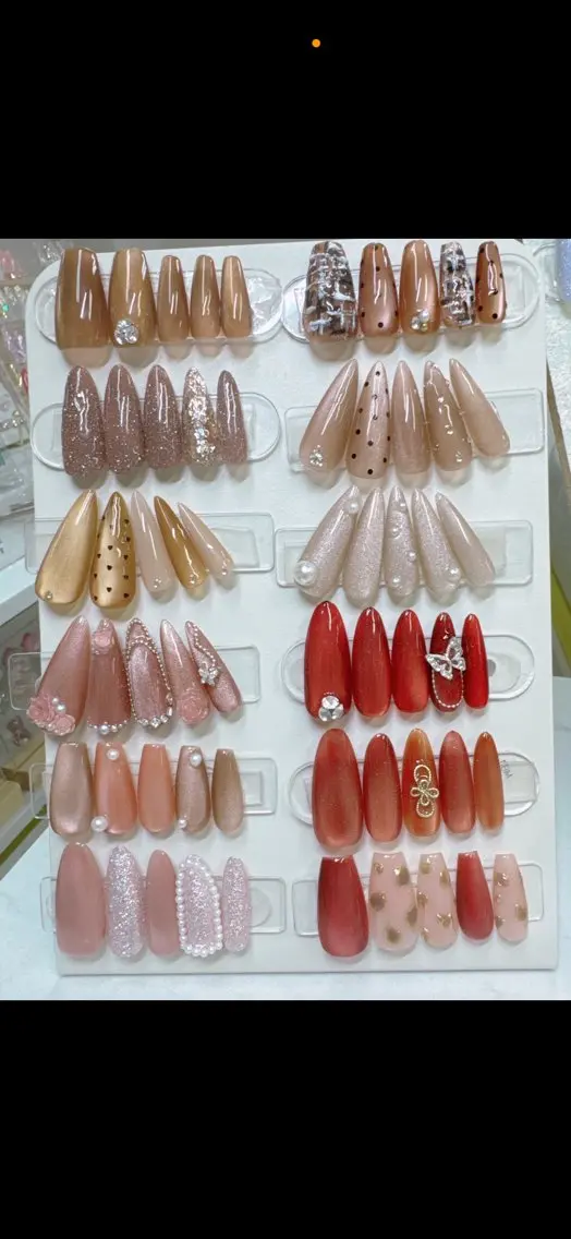 ネイル ボルドー チークネイル ドット 長さ出し ジェルネイル Queeens nailのネイルデザイン