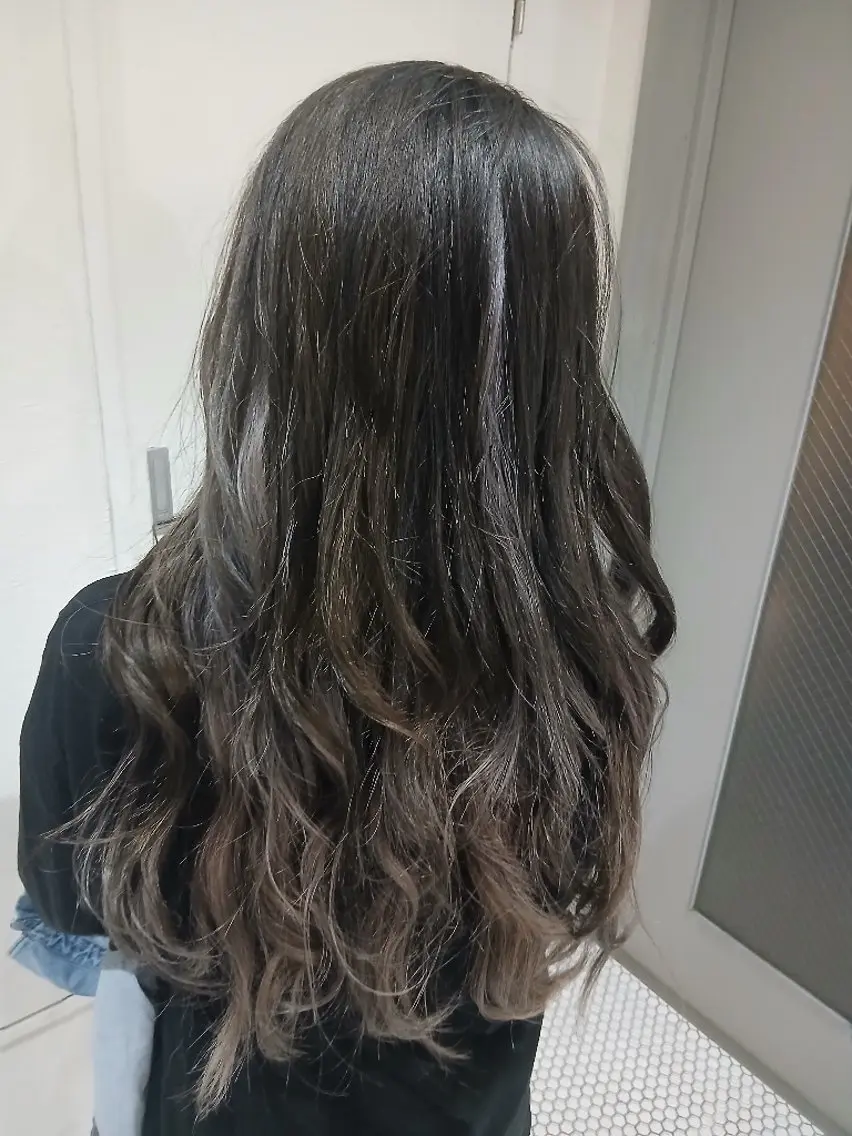 ロング ヘアカラー セナ✨ ブリーチカラーのヘアスタイル