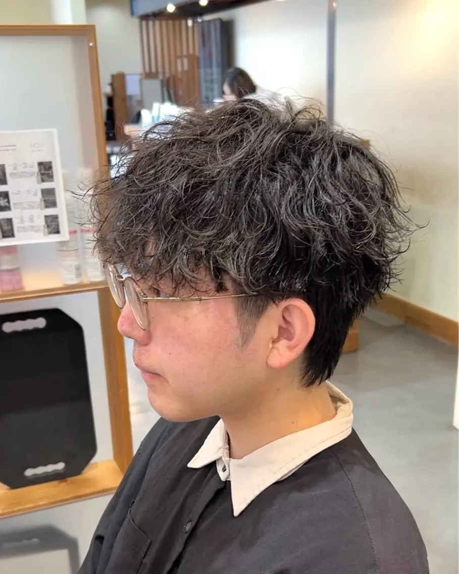 ミディアム パーマ メンズ ミディアムパーマ メンズパーマ 波巻きパーマ カット パーマ メンズ特化美容師 岩田拓海のヘアスタイル