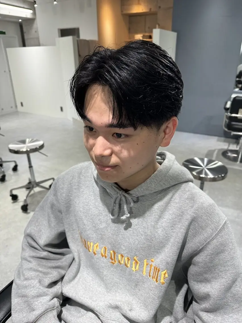 メンズ センターパート ダウンパーマ フェードカット フェザーパーマ カルマパーマ カット パーマ 布施メンズ特化美容師 秋山 涼のヘアスタイル