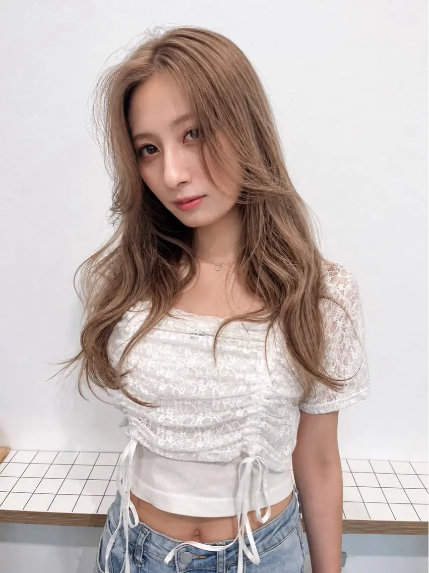 ロング カラー ベージュカラー ハイトーンカラー ミルクティーベージュ カット ヘアカラー keshiki 大名のヘアスタイル