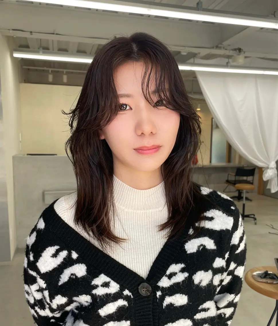 ミディアム カラー くせ毛 顔まわりレイヤー 顔周りカット レイヤーカット カット ヘアカラー 錦 茉李 @lm.mari03のヘアスタイル
