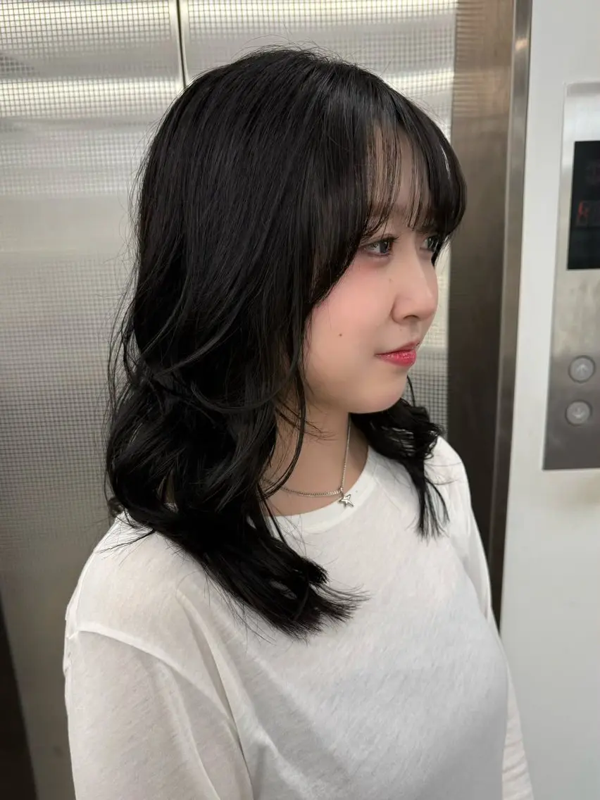 セミロング カラー 黒髪 ブルーカラー ブルーブラック ヘアカラー Nico セナのヘアスタイル
