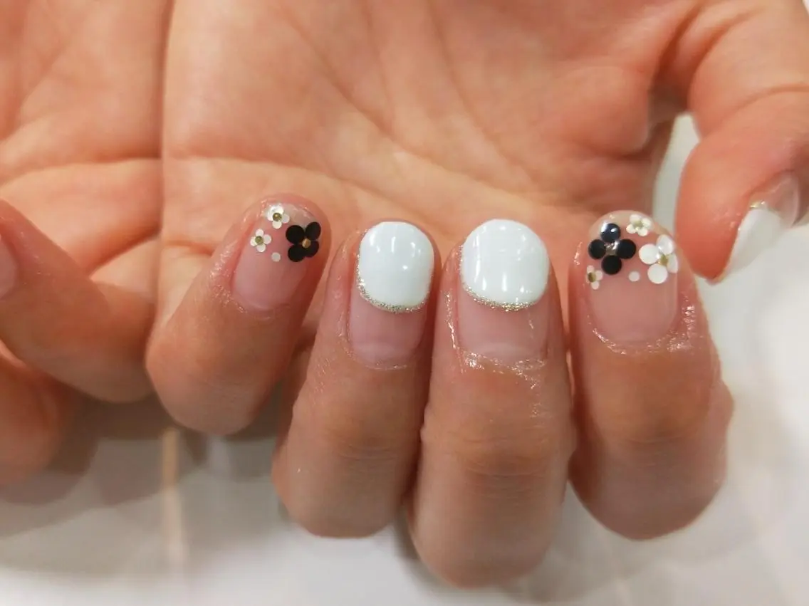 ネイル はばすみれ🎀ﾈｲﾙ 光ﾌｪｲｼｬﾙ ﾍｱのネイルデザイン
