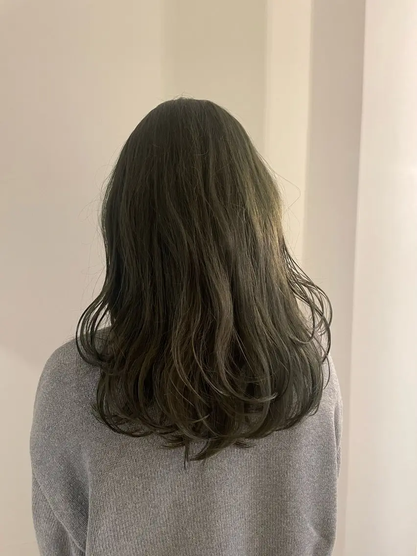 セミロング カラー ブリーチ グレージュ オリーブグレージュ オリーブグレー ヘアカラー 渋谷 留菜のヘアスタイル