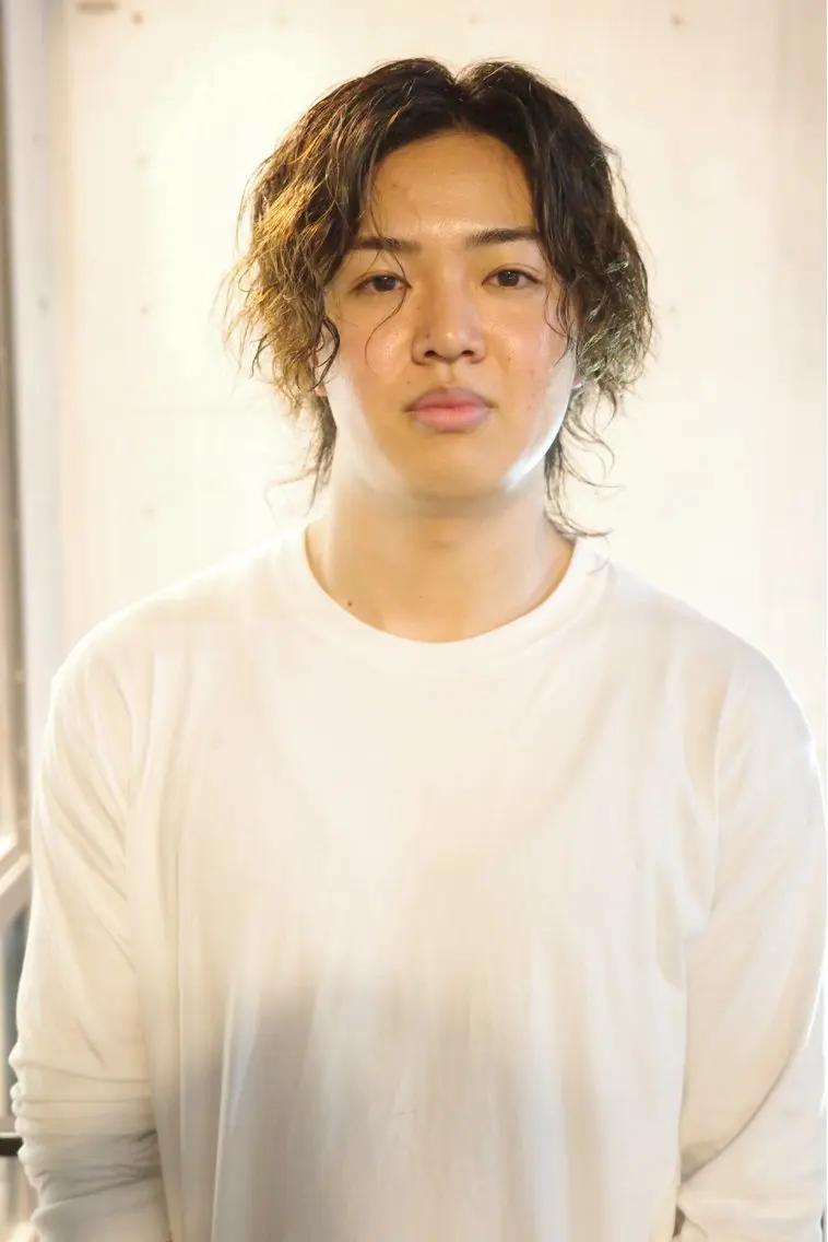 ミディアム パーマ メンズ ミディアムパーマ メンズパーマ メンズウルフカット ウルフカット 浅岡 昭汰のヘアスタイル