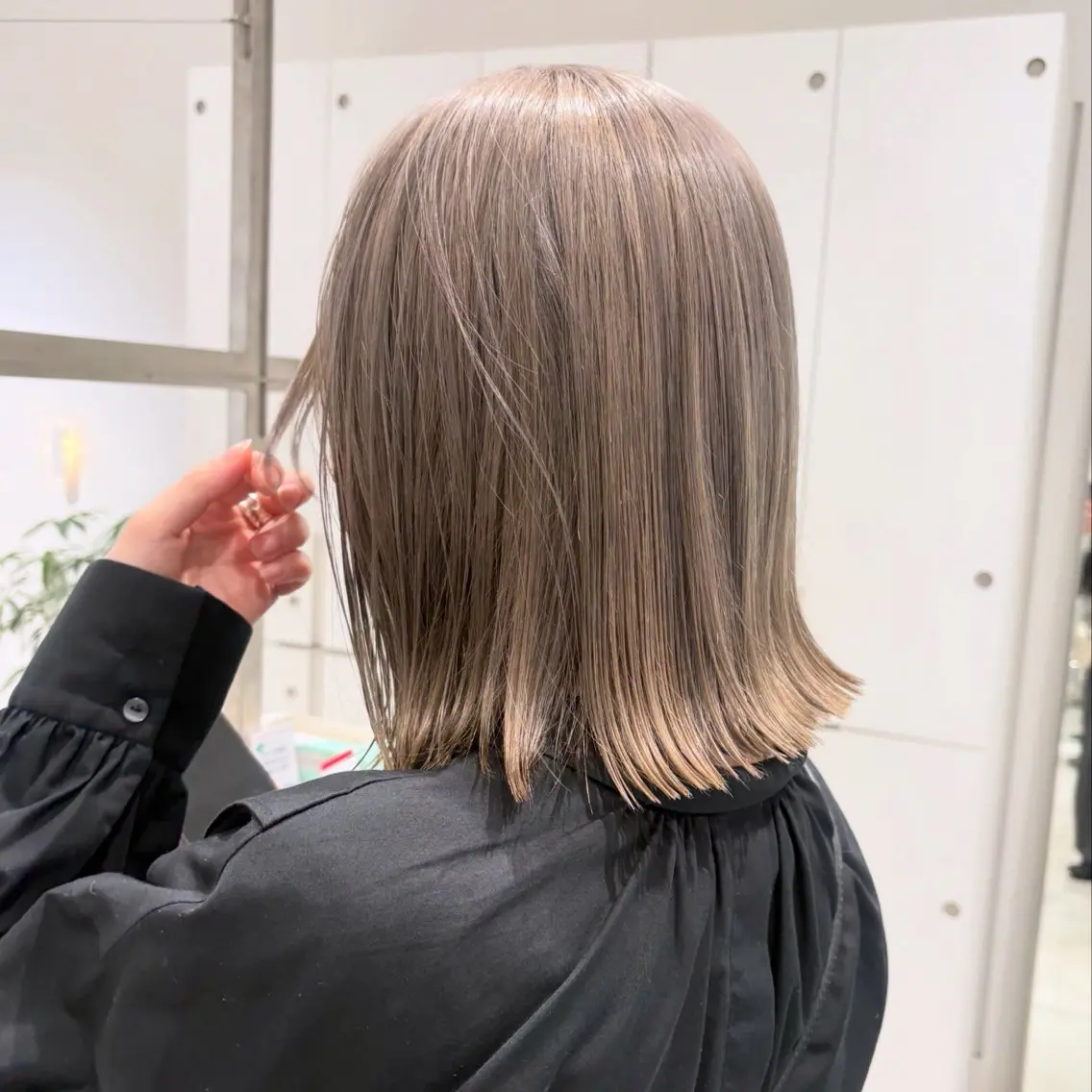 ミディアム カラー ブリーチ ダブルカラー グレージュ ハイトーンカラー ミルクティーグレージュ ヘアカラー トリートメント ヘッドスパ カジュアルを女っぽく 𝗮𝘆𝗮𝗰𝗼のヘアスタイル