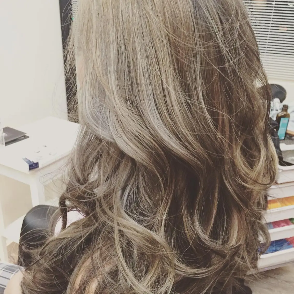 ロング カラー ハイライトカラー ハイライト 鶴見 和美のヘアスタイル