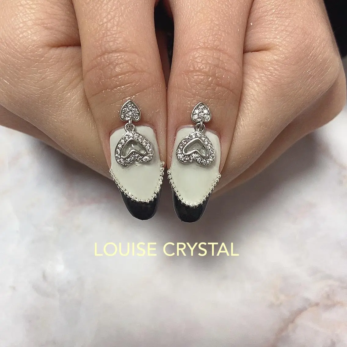ネイル ハンドネイル LOUISE CRYSTALのネイルデザイン
