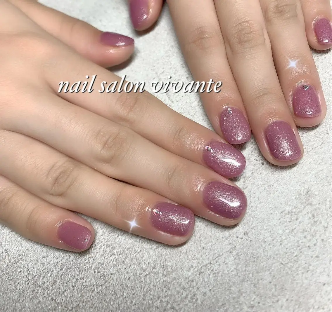 ネイル オーロラネイル ラメ(グリッター) ワンカラーネイル ストーンネイル nail salon vivanteのネイルデザイン