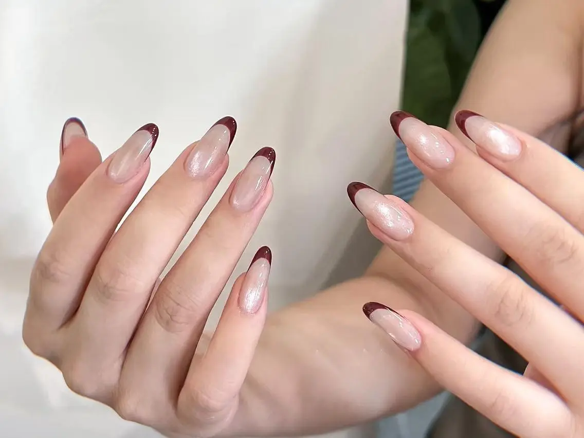ネイル オーロラネイル フレンチネイル ジェルネイル ミディアムネイル オフィスネイル 🌷Hana 🌷のネイルデザイン