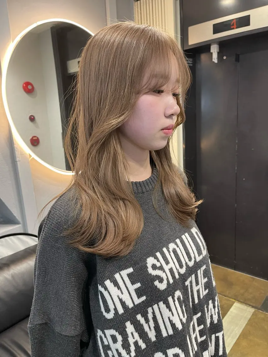 セミロング カラー ベージュカラー ブリーチ ケアブリーチ デザインカラー ダブルカラー ヘアカラー TATSUブリーチ/ ミルクティーベージュのヘアスタイル