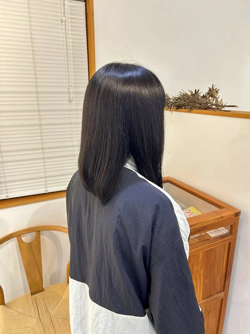 ミディアム カラー 黒髪 ブルーカラー ブルーブラック トリートメント ヘアカラー 野崎 唯華のヘアスタイル