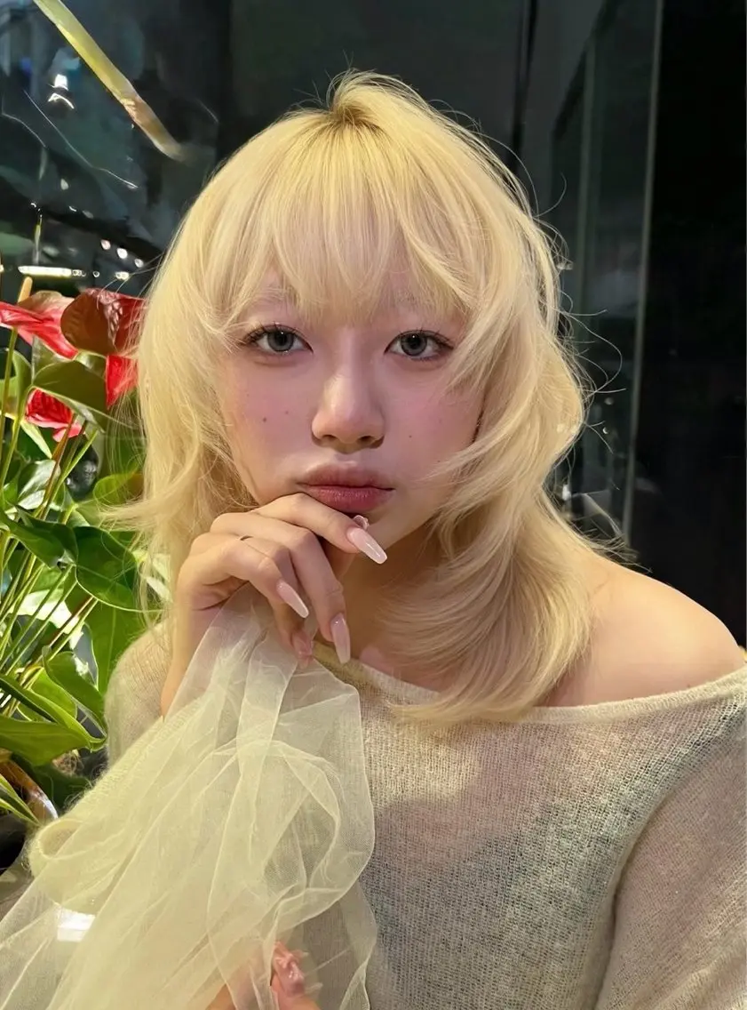 セミロング カラー ハイトーンカラー トリートメント 及川 莉央のヘアスタイル