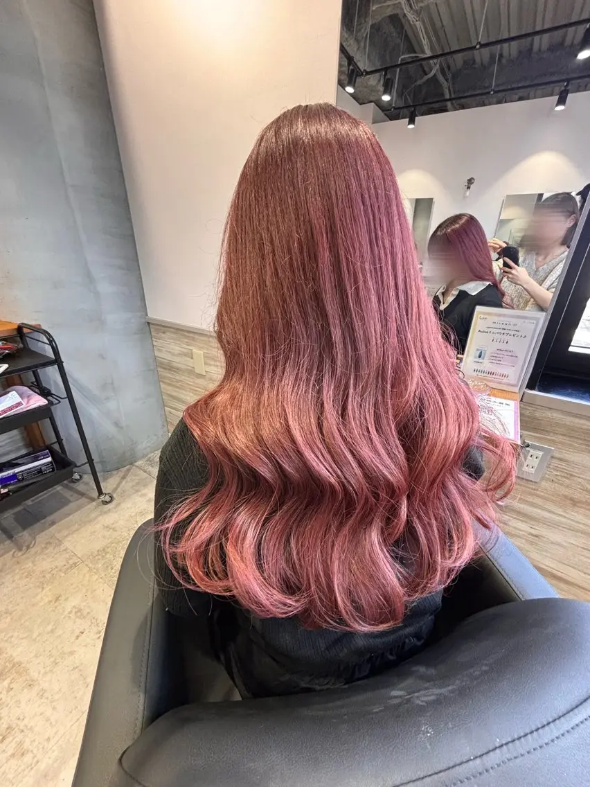 ロング カラー ブリーチ ピンクカラー 鎌田 優依のヘアスタイル