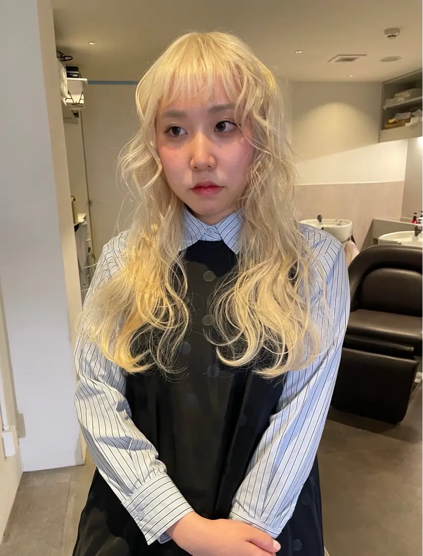 ロング カラー ロングレイヤー ベージュカラー ブリーチ 抜きっぱなしブロンド ブロンド カット ヘアカラー トリートメント MIU/ルーツカラー 顔まわりレイヤーのヘアスタイル