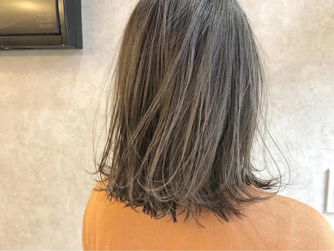 ミディアム カラー 顔周りレイヤーカット ブリーチminamiのヘアスタイル
