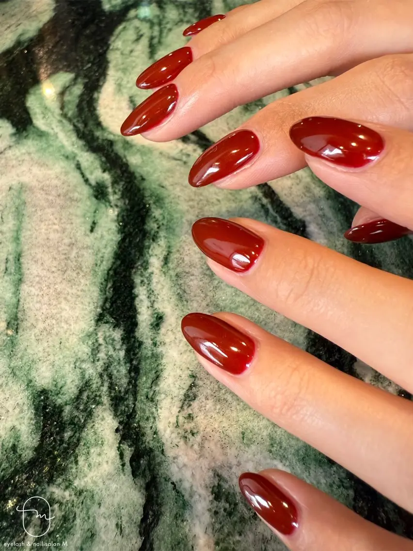 ネイル ブラウン ワンカラーネイル 赤色 ハンドネイル eyelash& nailsalonMのネイルデザイン
