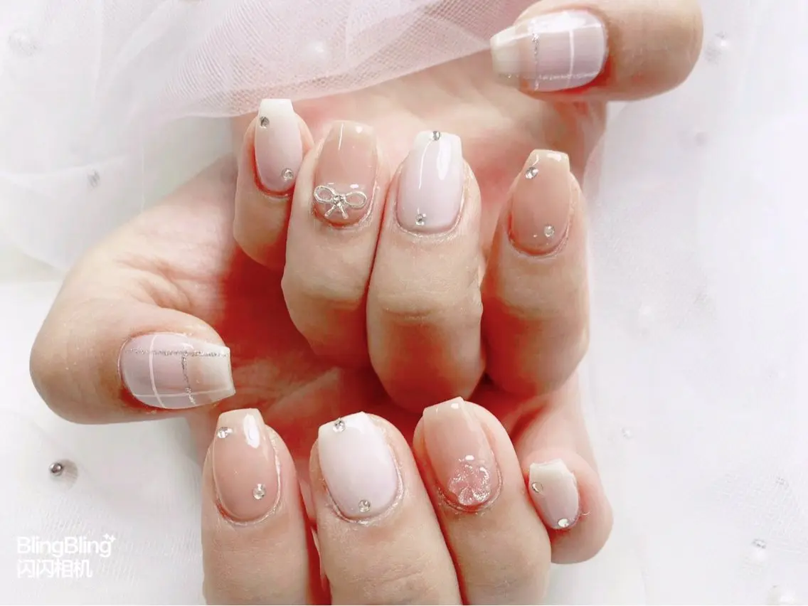 ネイル 持ち込み ストーンネイル Zz nail salonのネイルデザイン