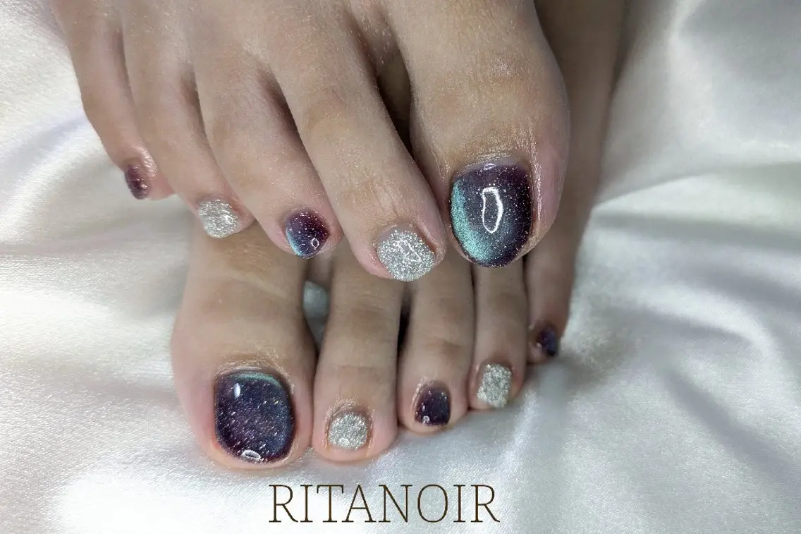 ネイル フットネイル ジェルネイル キラキラネイル マグネットネイル パープル フットネイル RITA NOIRのネイルデザイン