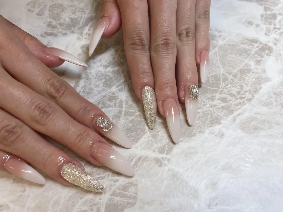 ロング ネイル ロング 長さ出し フットネイル フレンチネイル ジェルネイル ハンドネイル salon Lilouのネイルデザイン