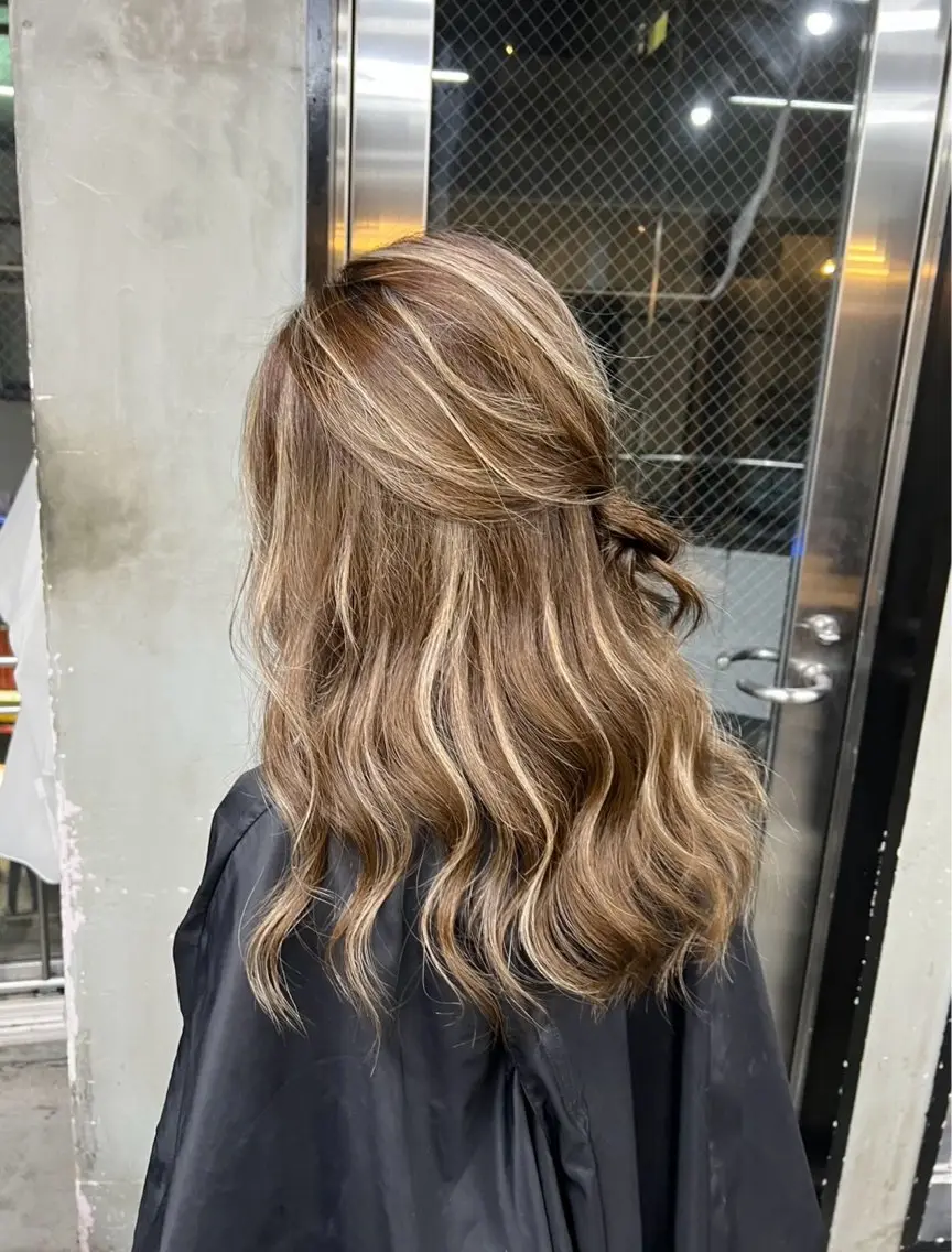 セミロング カラー ヘアアレンジ ベージュカラー ハイライトカラー ハイライト ヘアカラー トリートメント 指名数No.1 /NAOYAのヘアスタイル