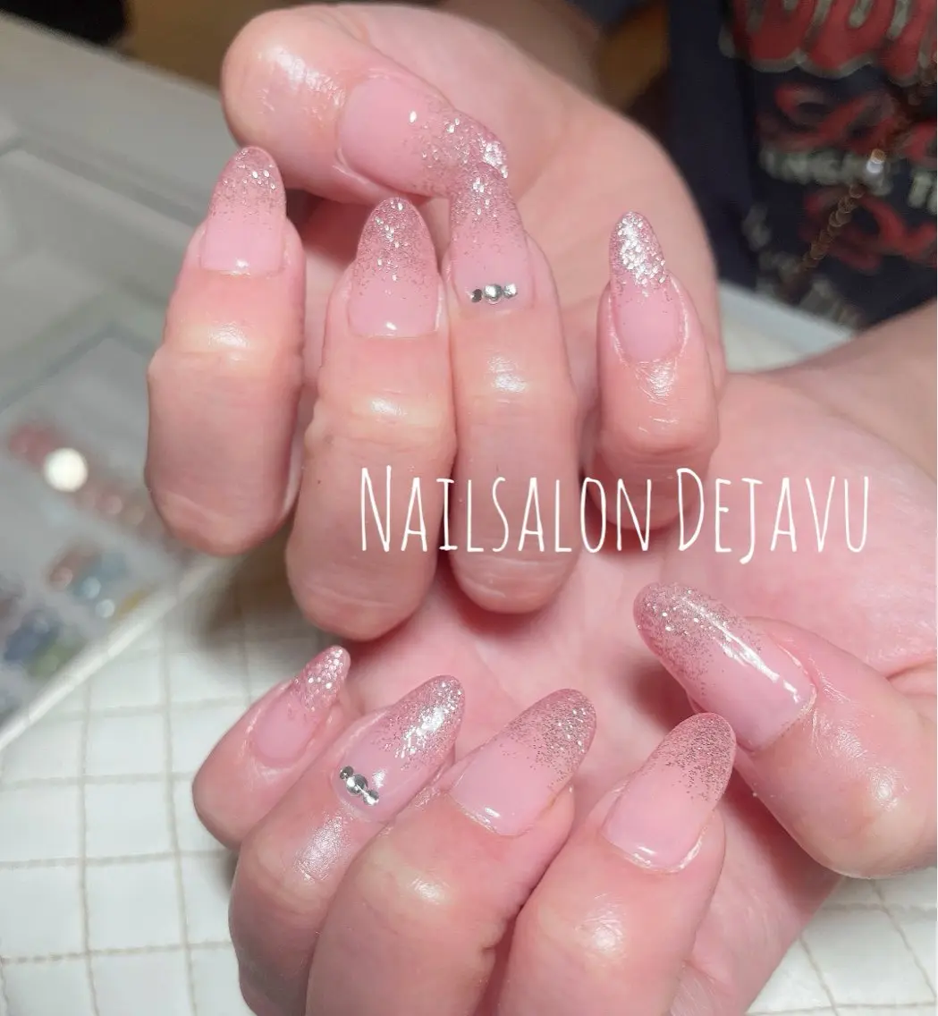 ネイル グラデーション ラメ(グリッター) ラメグラデーション Nail salon Dejavu 🌿のネイルデザイン