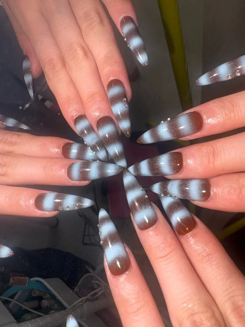 ネイル ボーダー チークネイル 33nail✴️栄 スミレ❇️Gel-xのネイルデザイン