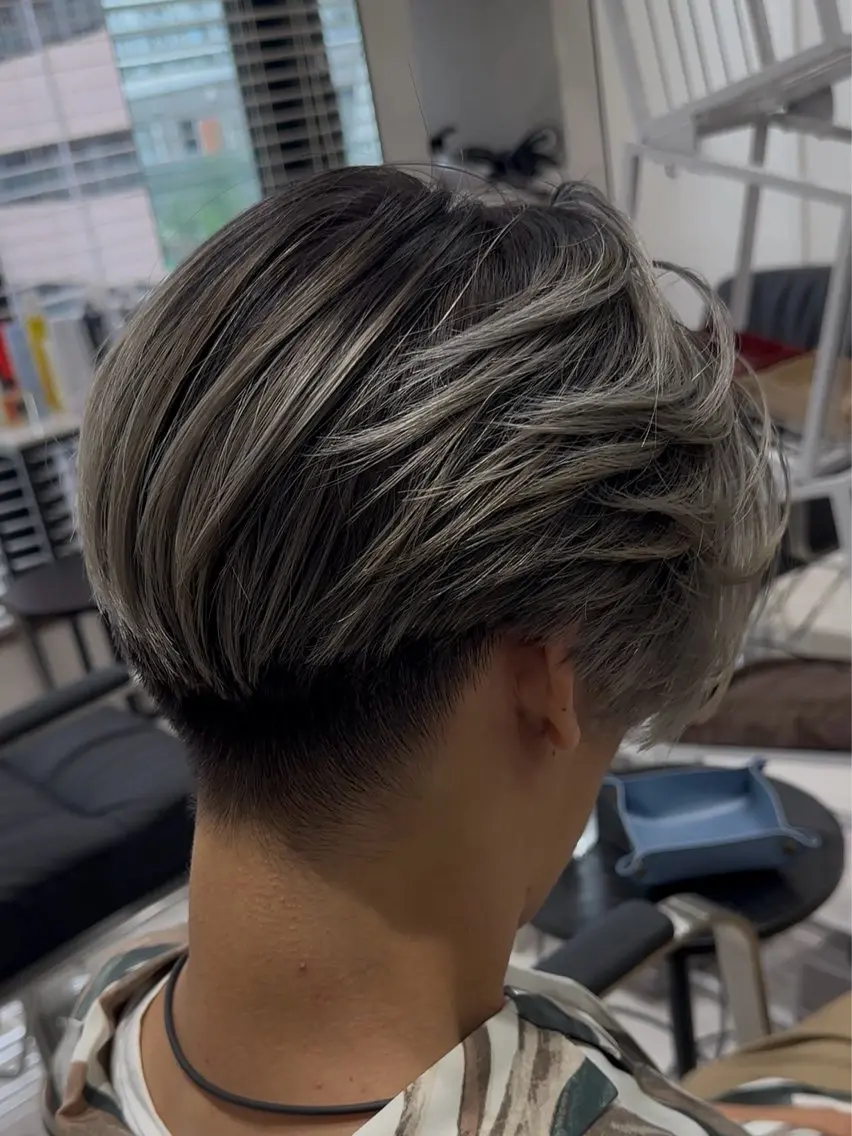 カラー メンズ メンズバレイヤージュ センターパート バレイヤージュ シルバー ホワイトシルバー カット ヘアカラー トリートメント メンズ縮毛矯正 /町田/木村悠月のヘアスタイル
