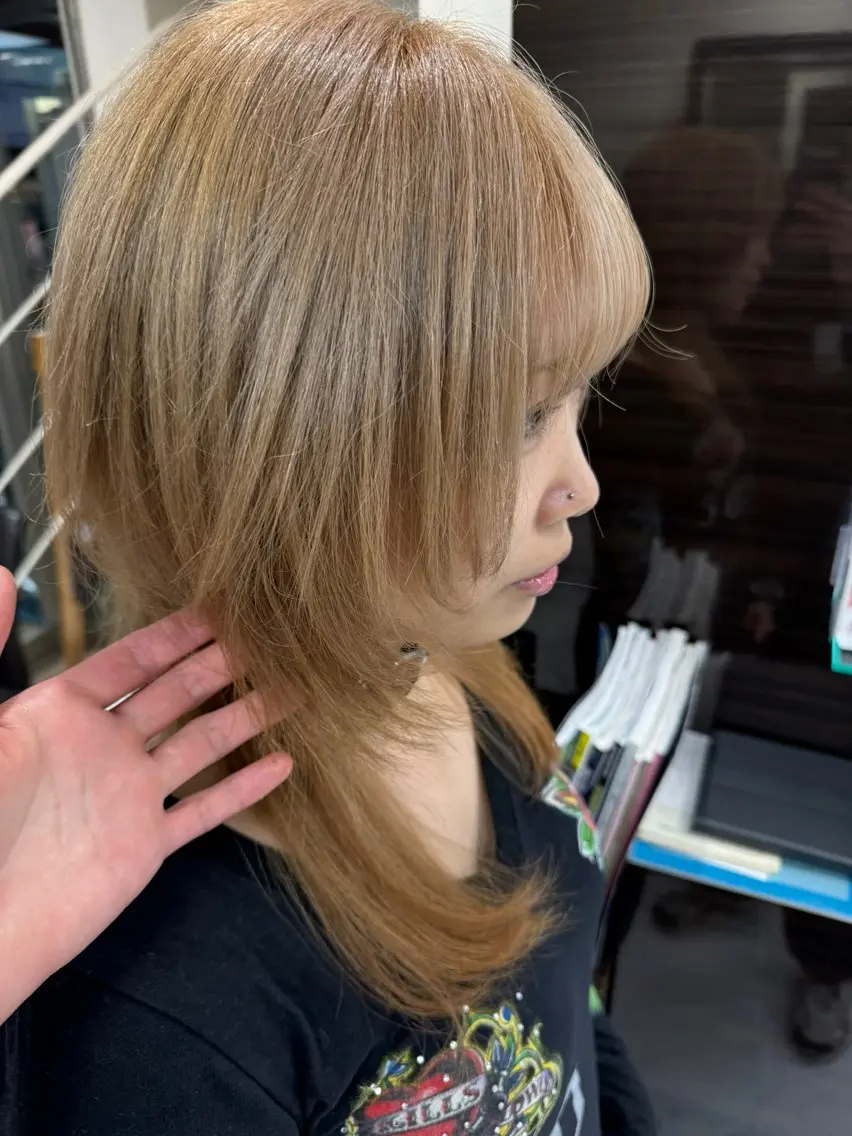ロング カラー ヘアアレンジ 切りっぱなしボブ ベージュカラー ブリーチ デザインカラー ダブルカラー カット ヘアカラー トリートメント 目黒 碧人のヘアスタイル