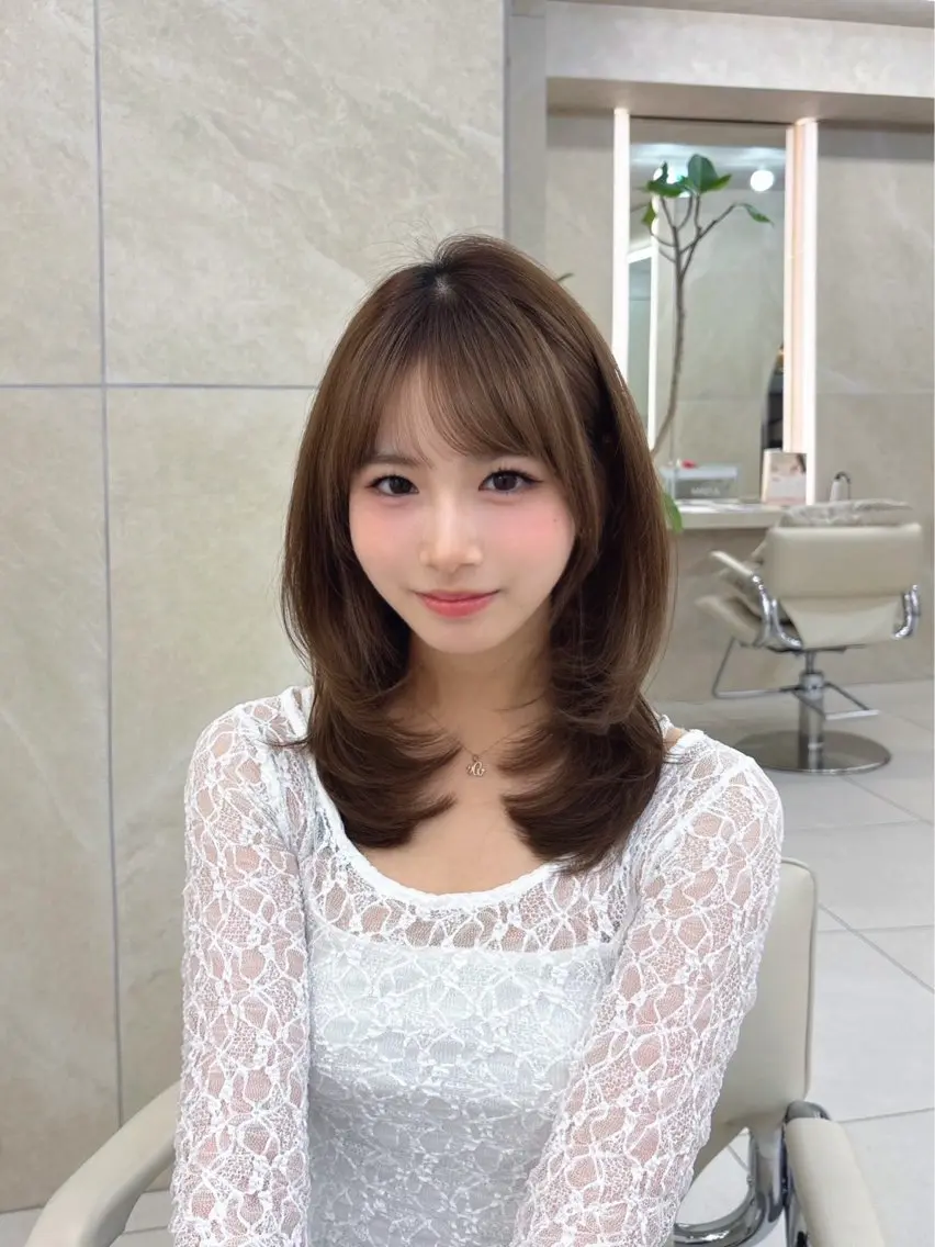 ミディアム 栄/レイヤー/ 津野 こころのヘアスタイル