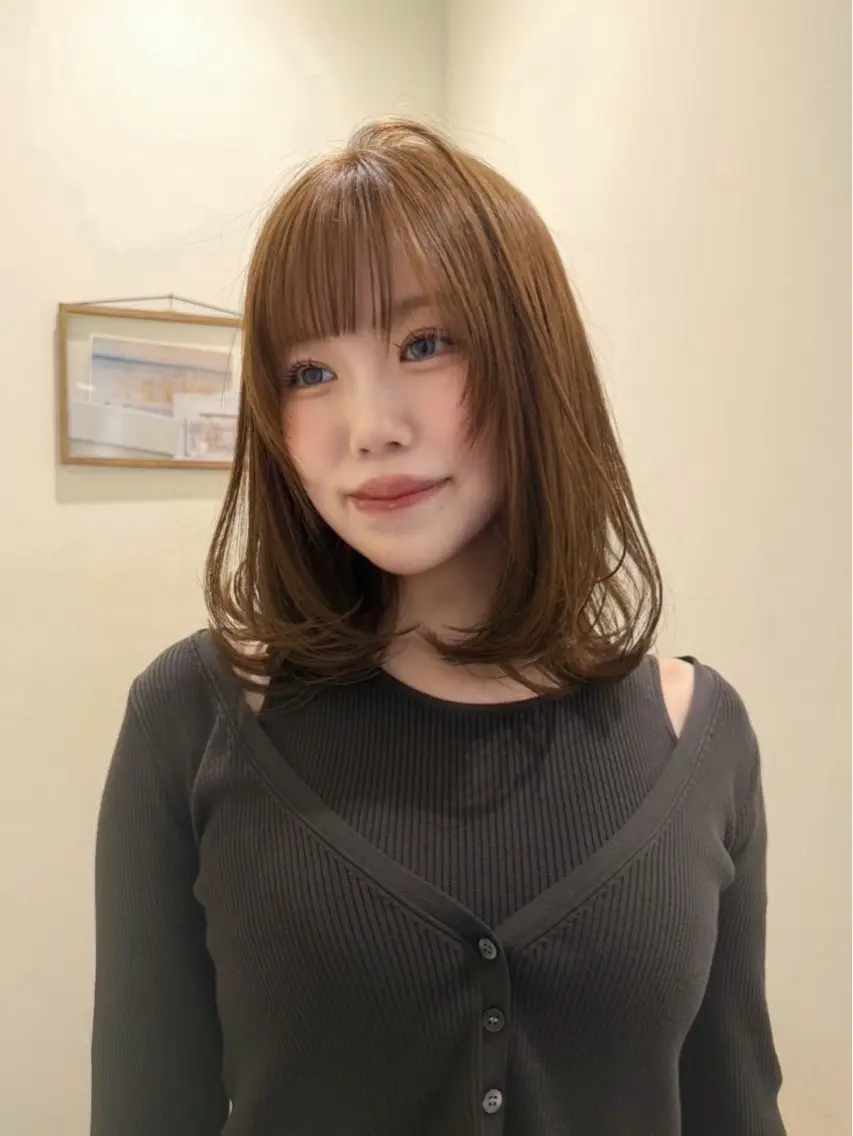 ミディアム カラー hinaru ．のヘアスタイル