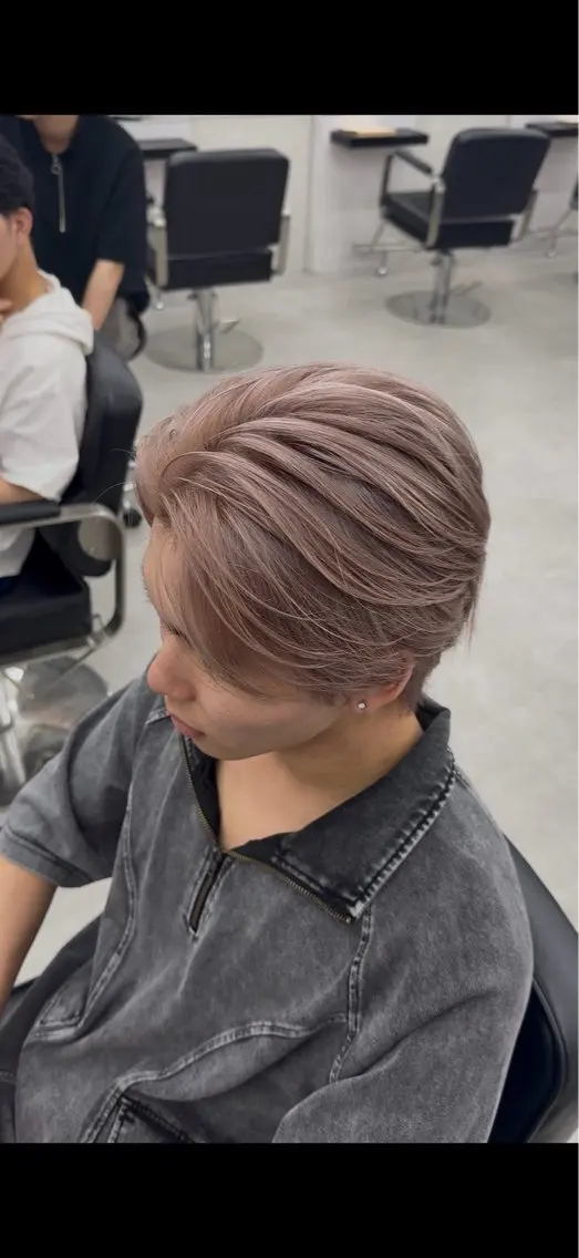 カラー メンズ メンズブリーチ センターパート ベージュカラー ブリーチ 透明感カラー ヘアカラー メンズ眉毛🤍カラー メンズサロン 浦和の眉毛・アイブロウイメージ