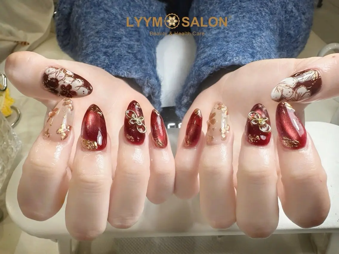 ネイル アートネイル ボルドー フラワーネイル ゴールド LYYM Salonのネイルデザイン