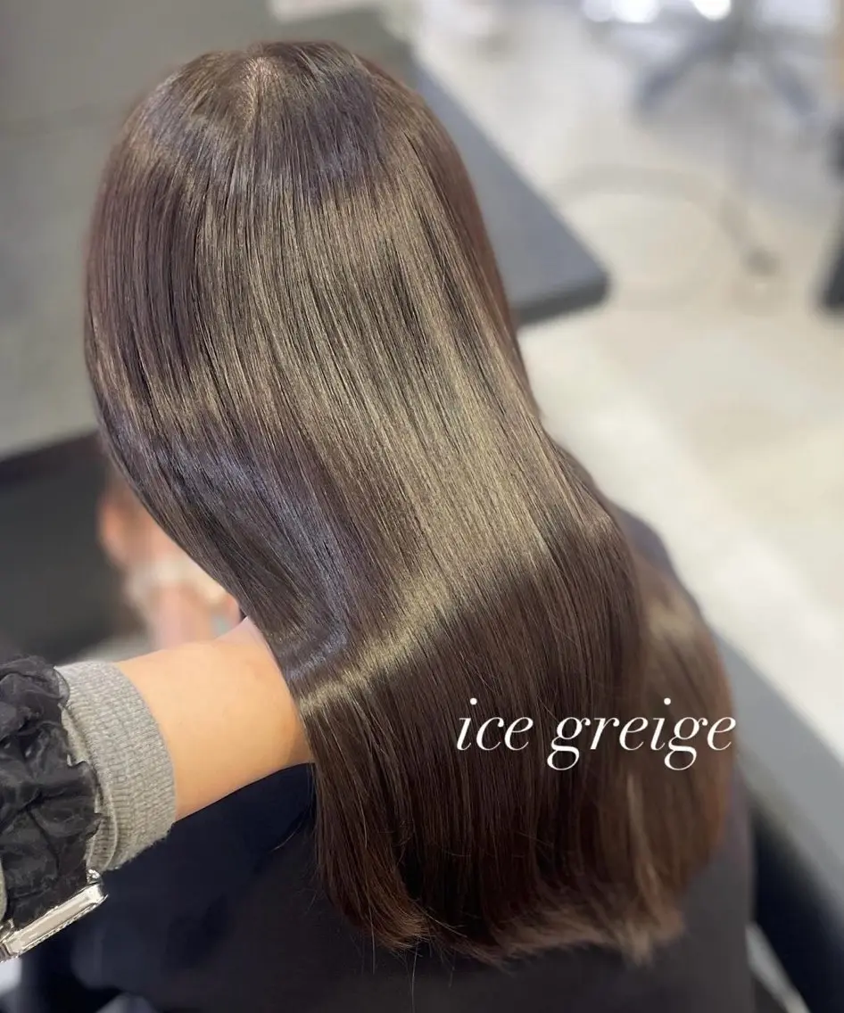 ミディアム カラー ブリーチ 透明感カラー ダブルカラー グレージュ ブリーチなしカラー ヘアカラー トリートメント navi/レイヤー ハッシュカット/愛華のヘアスタイル