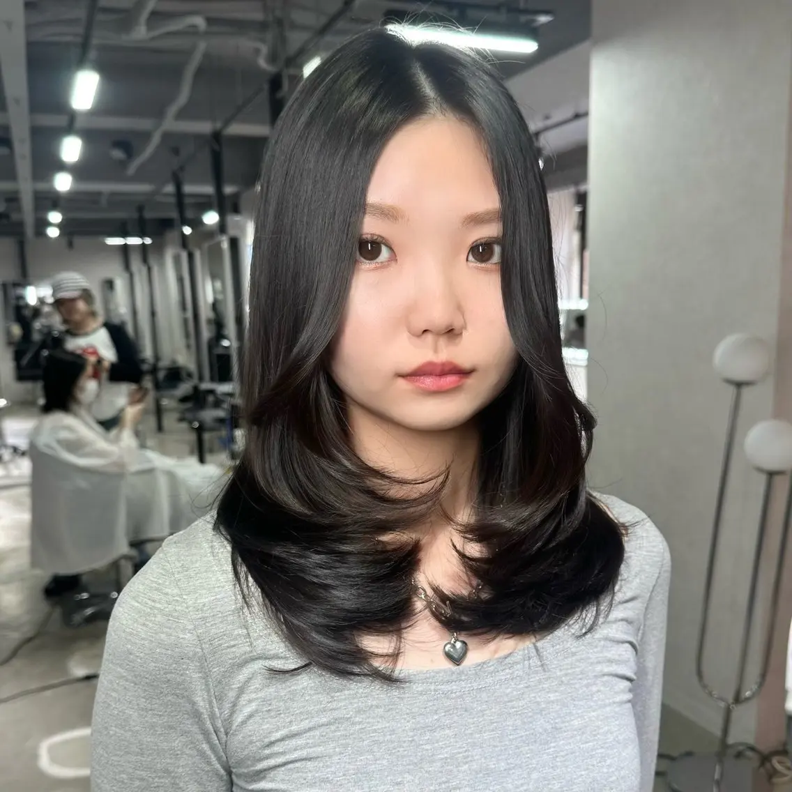 ミディアム くびれヘア 顔まわりレイヤー 顔周りカット 韓国風ヘア くびれレイヤー カット ヘアカラー トリートメント 心斎橋 韓国レイヤ ー指名No.1renのヘアスタイル