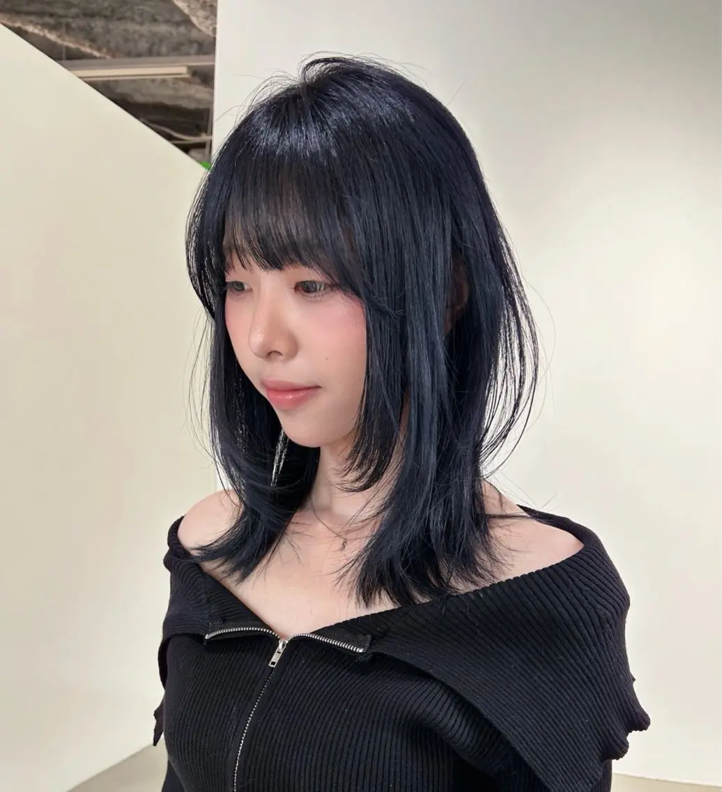 セミロング カラー ヘアアレンジ 黒髪 ブリーチ ブルーカラー ブルーブラック シルバー カット ヘアカラー トリートメント 🎀suzuna 透明感colorのヘアスタイル