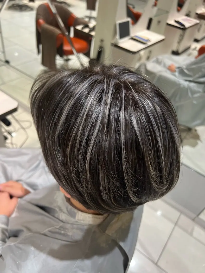 カラー ハイライトカラー シルバー ホワイトシルバー バレイヤージュ& 高発色カラー/市川のヘアスタイル