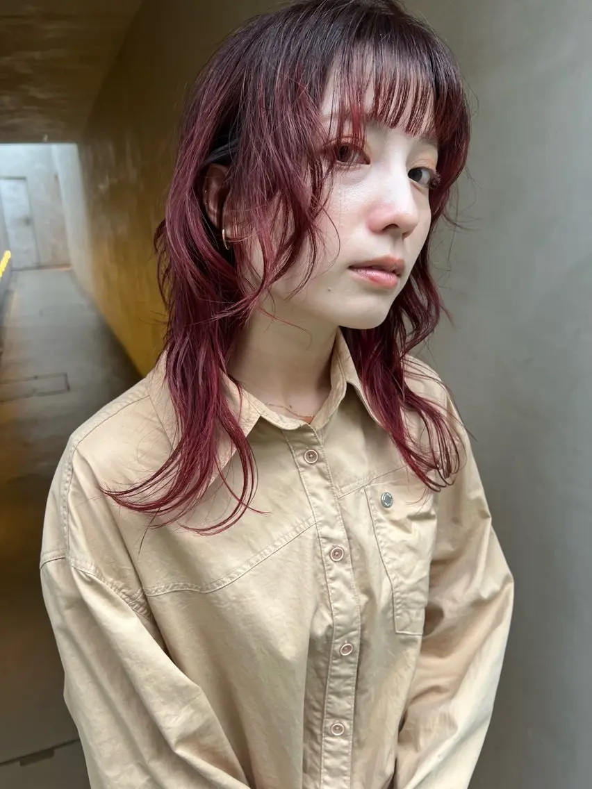 セミロング カラー レッドカラー レイヤーカット カット ヘアカラー トリートメント YUI ハイトーンカラーのヘアスタイル